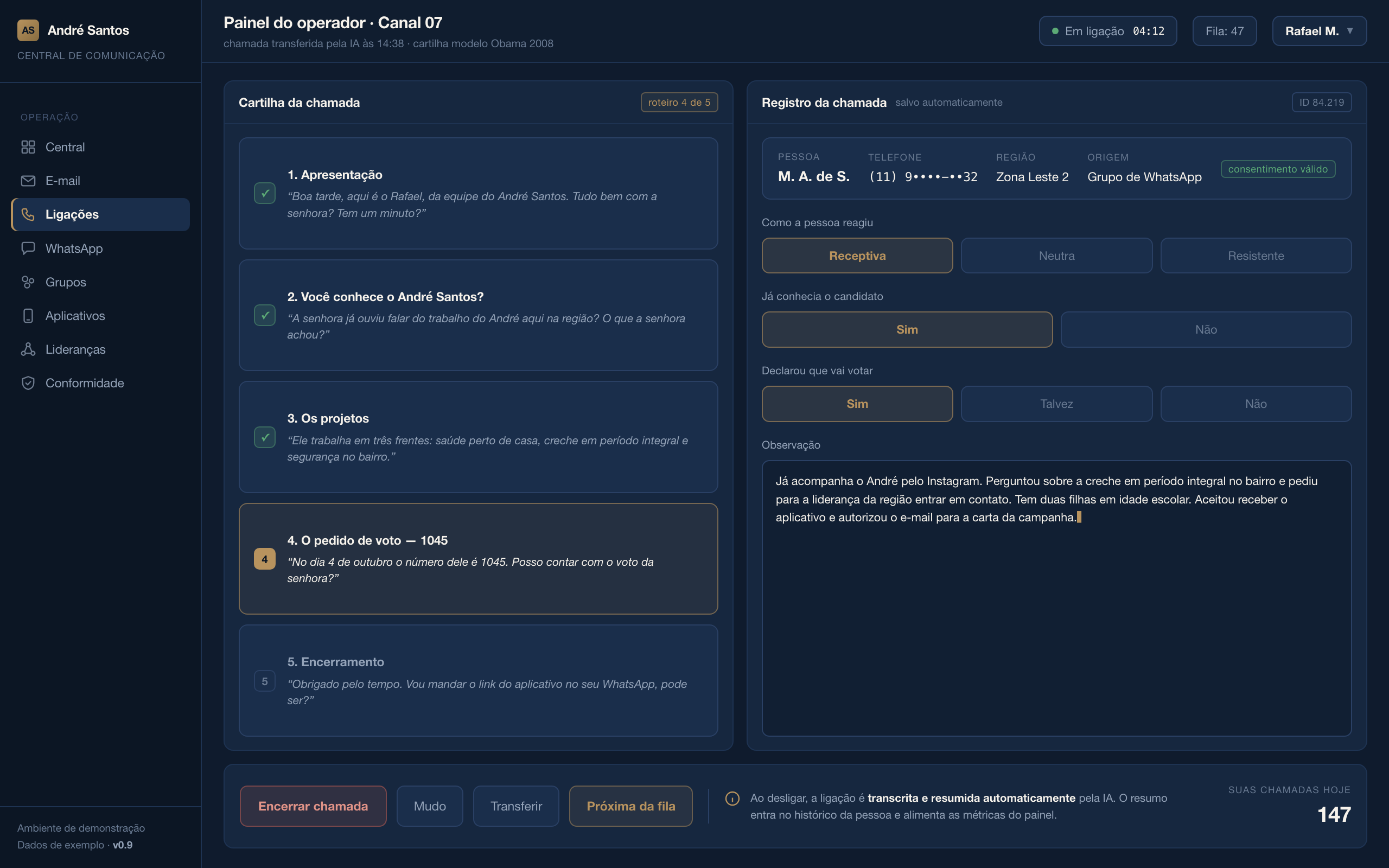 Tela do operador humano, com a cartilha de abordagem, os dados da pessoa que atendeu, os quatro campos de registro e o resumo automático gerado ao fim da chamada.